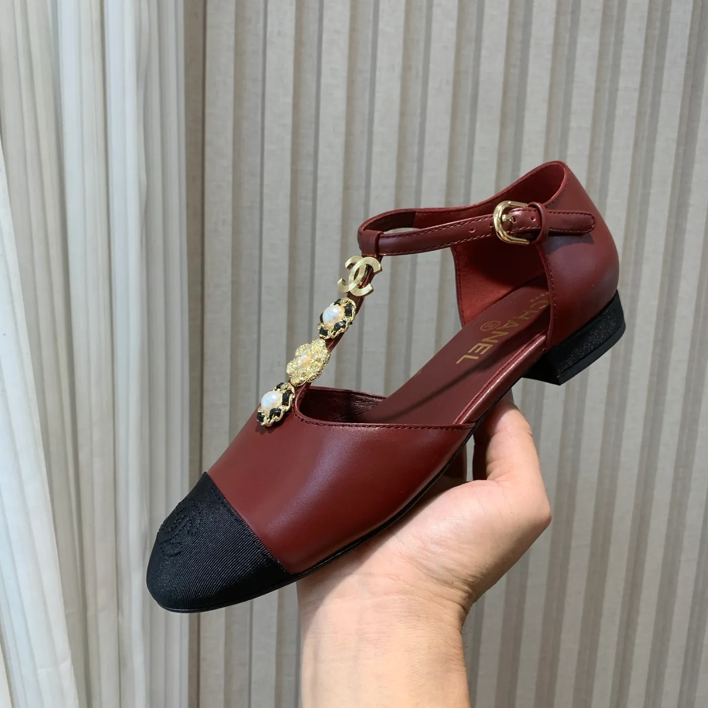 👟👟Ex-factory price 520👟👟 🍀Purchase-grade CHANEL Xiaoxiang 25ss early spring new Mary Jane shoes, retro French elegance, full of high-end sense. Fragrant granny diamond hollow Mary Jane sandals, a pair of very popular sandals recently! The exposed-leg design directly lengthens your legs! Very white fairy style. A complete interpretation of French romance! The fabric is imported cowhide, and the lining is sheepskin. It is soft and delicate, and the foot feels 100% comfortable. It is beautiful and ultra-feminine at the same time. Italian leather outsole Size: #35-41 (40-41 custom-made, non-refundable) 👉